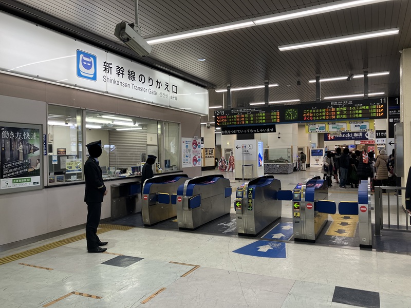 新幹線 改札内 食事